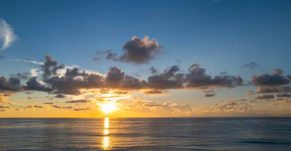 Pôr Sol Dramático Céu Nublado Mar Mar Calmo Com Céu — Fotografia de Stock