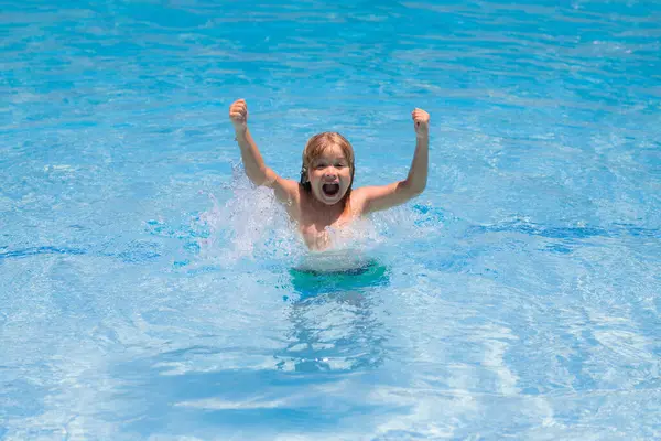 孩子在游泳池里玩 暑假和假期的概念 快乐的孩子在海里或游泳池里玩耍 暑假和健康的生活方式的概念 可爱的孩子在游泳池里泼水 — 图库照片