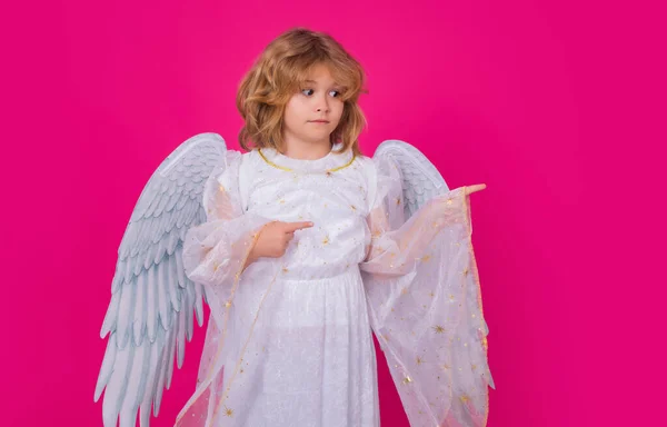 天使指指点点情人节 金发可爱的孩子 天使般的翅膀 粉红的工作室背景 快乐天使般的孩子 — 图库照片