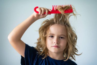 Saç çocuk konsepti. Çocuk duştan sonra saçlarını tarıyor. Saçlarını tarayan bir çocuk. Saç stili seçen çocuk. Saçlarını tarayan çocuk, saç bakımı...