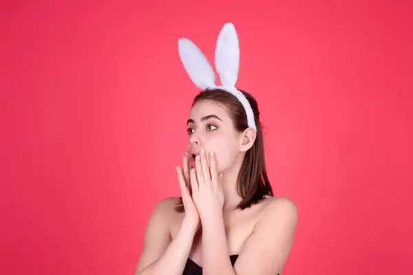 Húsvéti Lány Fiatal Visel Húsvéti Nyuszifül Gazdaság Dekoratív Színes Tojások — Stock Fotó