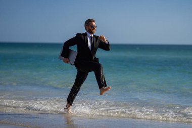 Boş bir hafta sonu ve uzak bir serbest çalışma. Denizde koşan takım elbiseli çılgın komedyen. Suyun üstünde dizüstü bilgisayarı olan komik bir iş adamı. Uzak bir yaz işi. İş adamları için yaz tatili