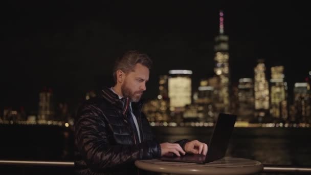 Empresario Noche Nueva York Hombre Negocios Trabaja Portátil Aire Libre — Vídeo de stock