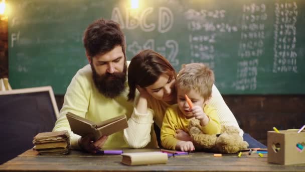 Ragazzo Sveglio Sveglio Concetto Apprendimento Educazione Dei Bambini Una Famiglia — Video Stock