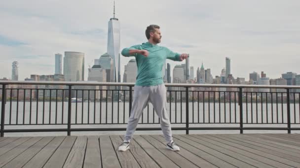 在纽约做运动 曼哈顿纽约的体育运动 以城市建筑为背景 适合男人在纽约做运动 纽约纽约市积极健康的生活方式 — 图库视频影像