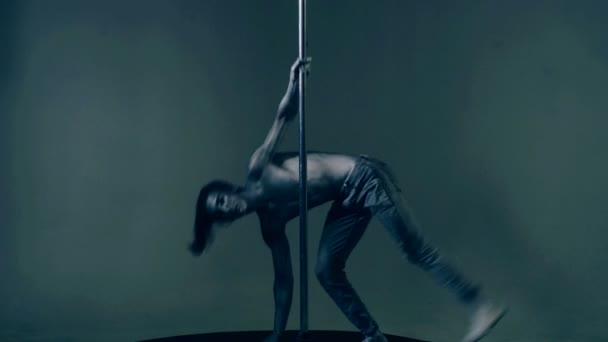 Pole Tänzer Guy Turnt Gymnastikübungen Auf Pole Dance Pole Dance — Stockvideo