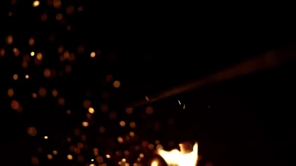 Літаючі Емблеми Вогню Палаючі Гарячі Іскри Багаття Вогонь Частинки Чорному — стокове відео