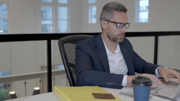 사무실에서 노트북으로 일하는 사업가 머리의 비즈니스 디렉터는 랩탑을 사무실에서의 밀레니엄 — 비디오