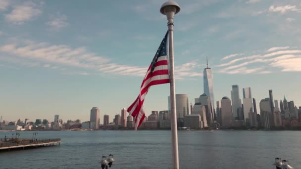 美国国旗在纽约 美国国旗在纽约从无人驾驶飞机 美国纪念退伍军人日 7月4日 纽约市附近的美国国旗 可以看到曼哈顿的风景 美国独立日 Aerial View Usa — 图库视频影像