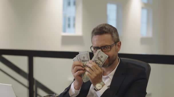 Κέρδισε Χρήματα Αστείος Επιχειρηματίας Που Μετράει Δολάρια Στο Γραφείο Υπάλληλος — Αρχείο Βίντεο