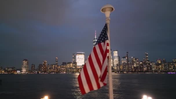 アメリカの国旗 メモリアルデー 退役軍人の日 7月4日 ニューヨーク市 マンハッタン サンセット近くのアメリカンフラッグ 7月4日 アメリカの旗 独立記念日 — ストック動画