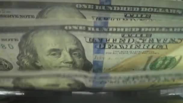 Makro Sköt Räknaren Dollarsedlar Räkningsmaskin Med 100 Dollarssedlar Bankens Valuta — Stockvideo