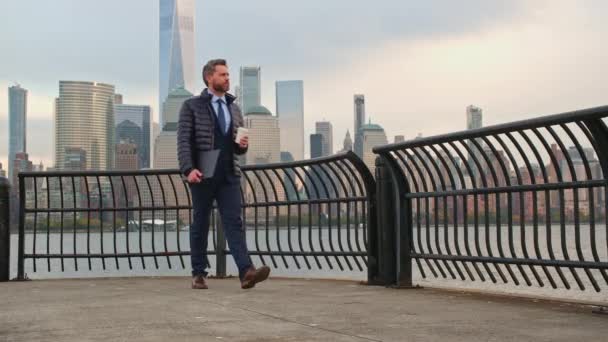 Zakenman Loopt Buiten New York Volwassen Man Pak Buiten New — Stockvideo