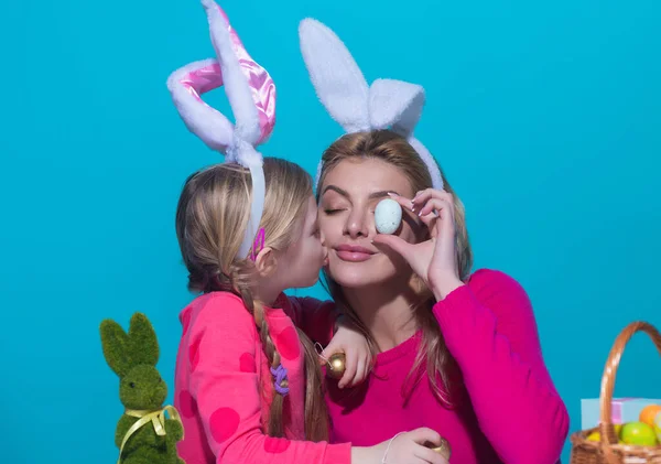 Velikonoční Rodinné Tradice Veselé Velikonoce Matka Její Dcera Malují Velikonoční — Stock fotografie