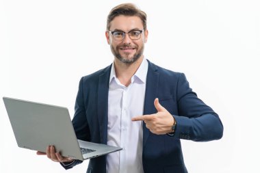 Takım elbiseli bir iş adamı stüdyoda dizüstü bilgisayarla çalışıyor. Adam dizüstü bilgisayardaki e-postaları kontrol ediyor, sosyal ağda mesaj yazıyor, internet kullanıyor, dizüstü bilgisayarlarda bilgi arıyor. Dizüstü bilgisayar kullanan adam