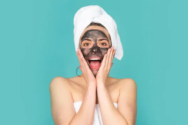 Masque Facial Soins Peau Femme Appliquant Masque Argile Noire Isolé — Photo