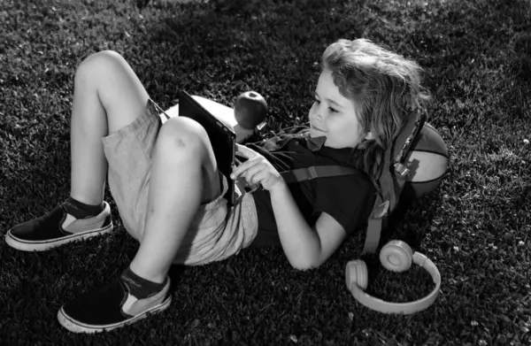 Kind Met Schoolspullen Tablet Rustend Het Gras School — Stockfoto