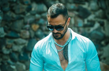 Yakışıklı adam, moda tarzının portresi.