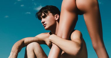 Seksi aşıklar. Aşk yaşayan romantik çift, aşkı hisseden kadın ve erkek, aşktan zevk alır. Hoş bir çift.