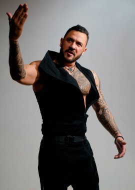 Heyecanlı jestli adam. Moda erkek modeli. Pahalı kıyafetler giyen zengin bir adam.