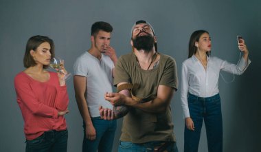 Kötü alışkanlıklar ya da bağımlılık. Alkol ve kokain ya da tütün bağımlılığından muzdarip olan insanlar selfie bağımlılığı gibi davranışlara maruz kalmaktadır. Madde kullanımı ve davranış bağımlılığı na bağımlı kadın ve erkek grubu.