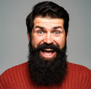 Mutlu adam gülüşü. Yakışıklı, gülümseyen genç adam. Komik surat. Olumlu insan yüz ifadeleri ve duyguları