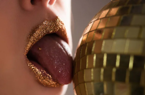 Sexy Golden Lips Makeup Seductive Fashion Gold Metal Lip Beautiful — Stock Photo, Image