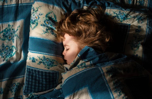 Evdeki yatakta uyuyan sevimli çocuklar. Sessiz bir uyku. Rahat çocuklar sabahları uykulu olurlar.