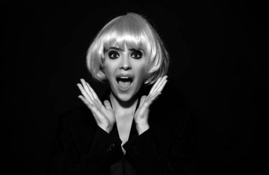 Şaşırmış genç bir kadının şok olmuş yüzü. Bağıran ağız, çığlık atan yüz. El sallayan heyecanlı kadın portresi. Şaşırtıcı bir şekilde ağzını açtın.