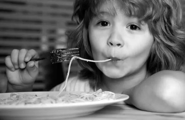 Děti Jedí Těstoviny Špagety Zblízka Roztomilé Zábavné Dítě — Stock fotografie