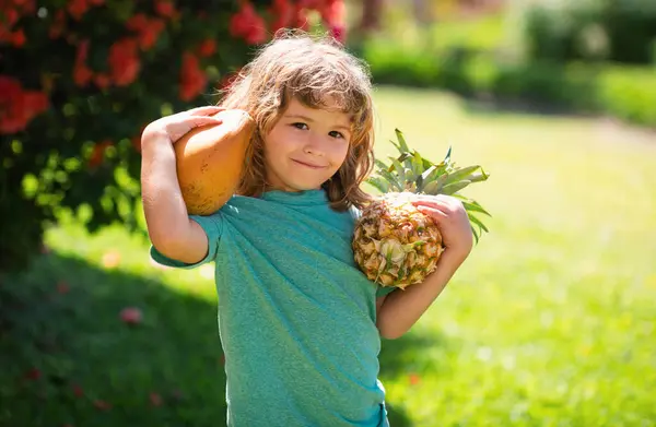 在院子里拿着菠萝和椰子的孩子孩子们夏天维生素 热带水果 — 图库照片