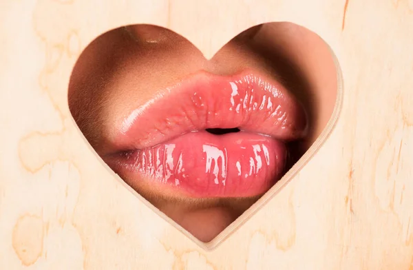 Lábios Forma Coração Lábio Vermelho Com Batom Brilhante Língua Sexy — Fotografia de Stock