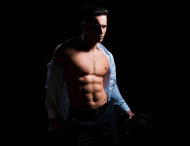 Üstsüz, çıplak, atletik adam. Atletik genç adam mükemmel çıplak vücudunu gösteriyor.