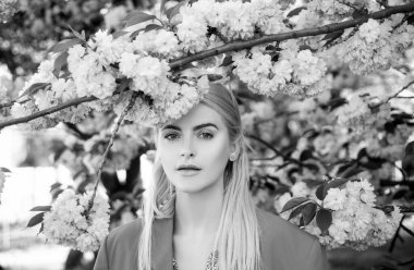 Bahar kızları modasının kiraz çiçekleri.