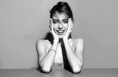 Güzel, zarif bir kadının stüdyo portresi. Yüksek model.