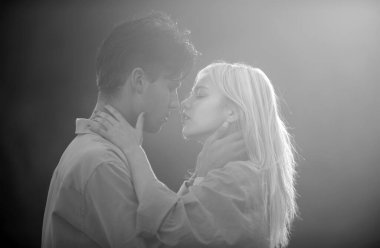 Sevgi dolu bir çiftin kucaklaması. Sarılıp kucaklaşan genç aşıklar. Sevgi ve şefkat dolu bir çift.