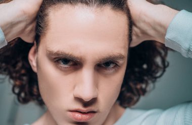 Ciddi adam ayakta ve kameraya bakıyor. Yaşam tarzı insan kavramı. Giyim mağazası reklamı