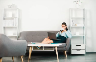 Mola zamanı kavramı. İş kadını girişimci kahve içiyor, ofiste çalışıyor, işyerinde profesyonel bir çalışan. Genç güzel sekreter kız.