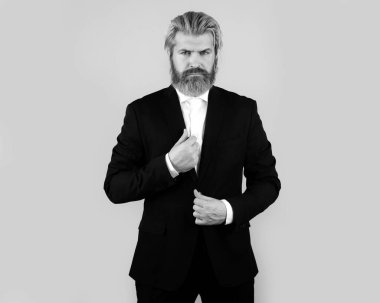 Siyah takım elbiseli sakallı adam. Lüks iş modası. Klasik moda bu. Yakışıklı erkek iş stili