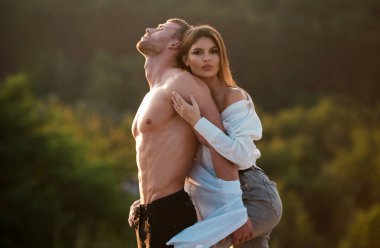 Birbirine aşık genç bir çift. Aşk hikayesi.