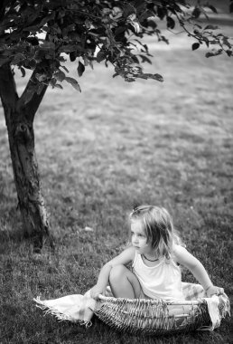 Mutlu bebek parkta eğleniyor. Komik bebek. Korsanlı çocuklar