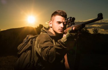 Hunter avı av tüfeği silahla. Bulun. Avcılık dişli ve avcılık giyim