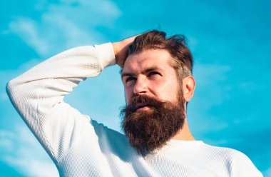 Yakışıklı bir gencin yakın portresi.