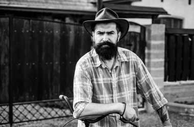 Modaya uygun yakışıklı adam kameraya bak, modacı adam.