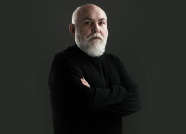 Siyahta kıdemli adam. Yaşlı, olgun bir erkek portresi. Modern büyükbaba, büyükbaba