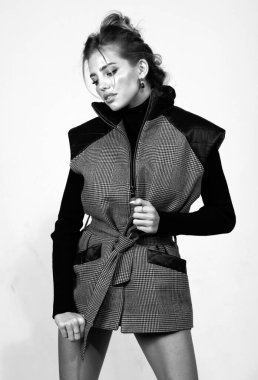 Modern tarz ceket. Moda elbiseli güzel bir kız stüdyo arka planında yalnız poz veriyor. Vogue giysileri giyen güzel bir kadın. Moda fotoğrafı.