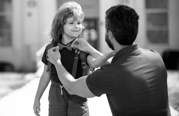 Strano Nerd Genitore Aiutare Bambini Mettere Zaino Sulla Preparazione Andare — Foto Stock
