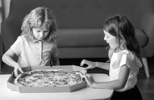 Hungry Children Eating Pizza Kids Preparing Eat Fresh Pizza — Stock Photo, Image