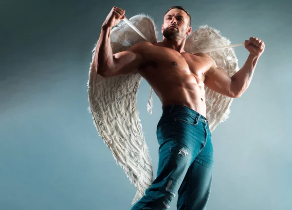 肌肉的男模 有天使翅膀的人 — 图库照片