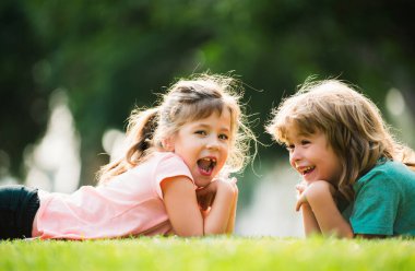 Mutlu çocuklar aşık çiftler. Çocuk ilişkileri. Parktaki küçük kız çocuğu.